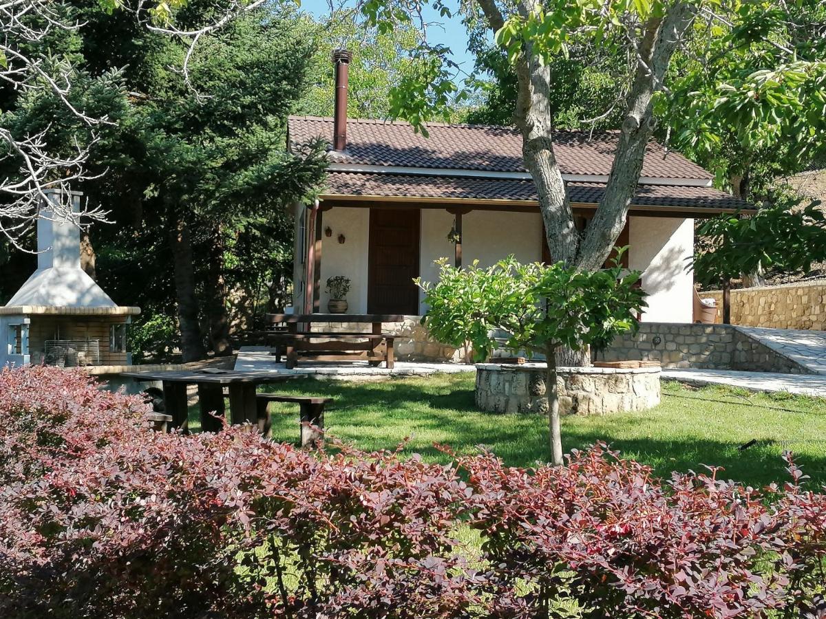 Ξενώνας Το Πατρικό Kariá Exterior foto