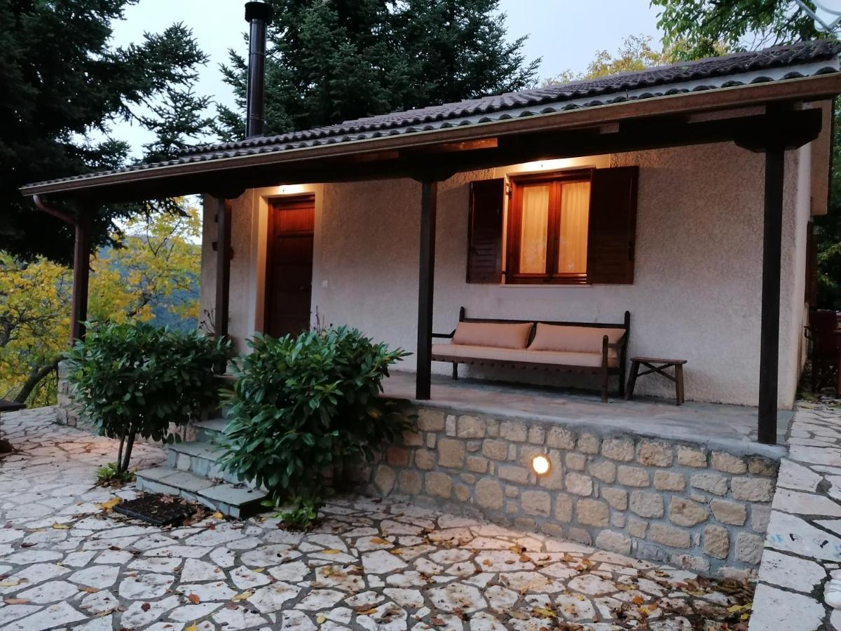 Ξενώνας Το Πατρικό Kariá Exterior foto