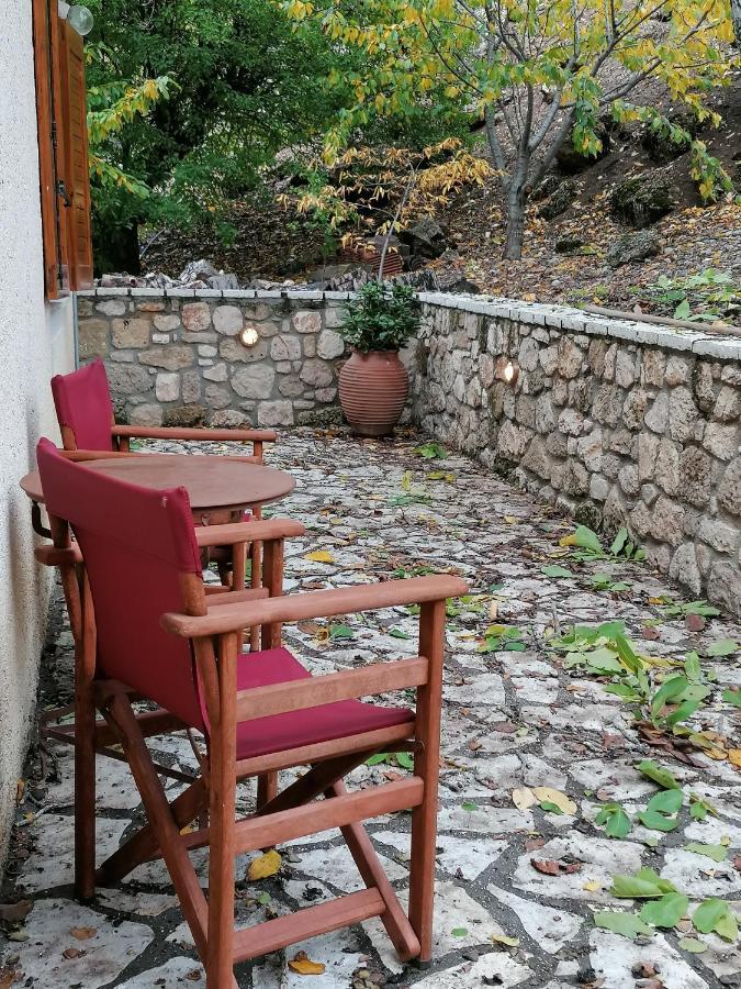 Ξενώνας Το Πατρικό Kariá Exterior foto