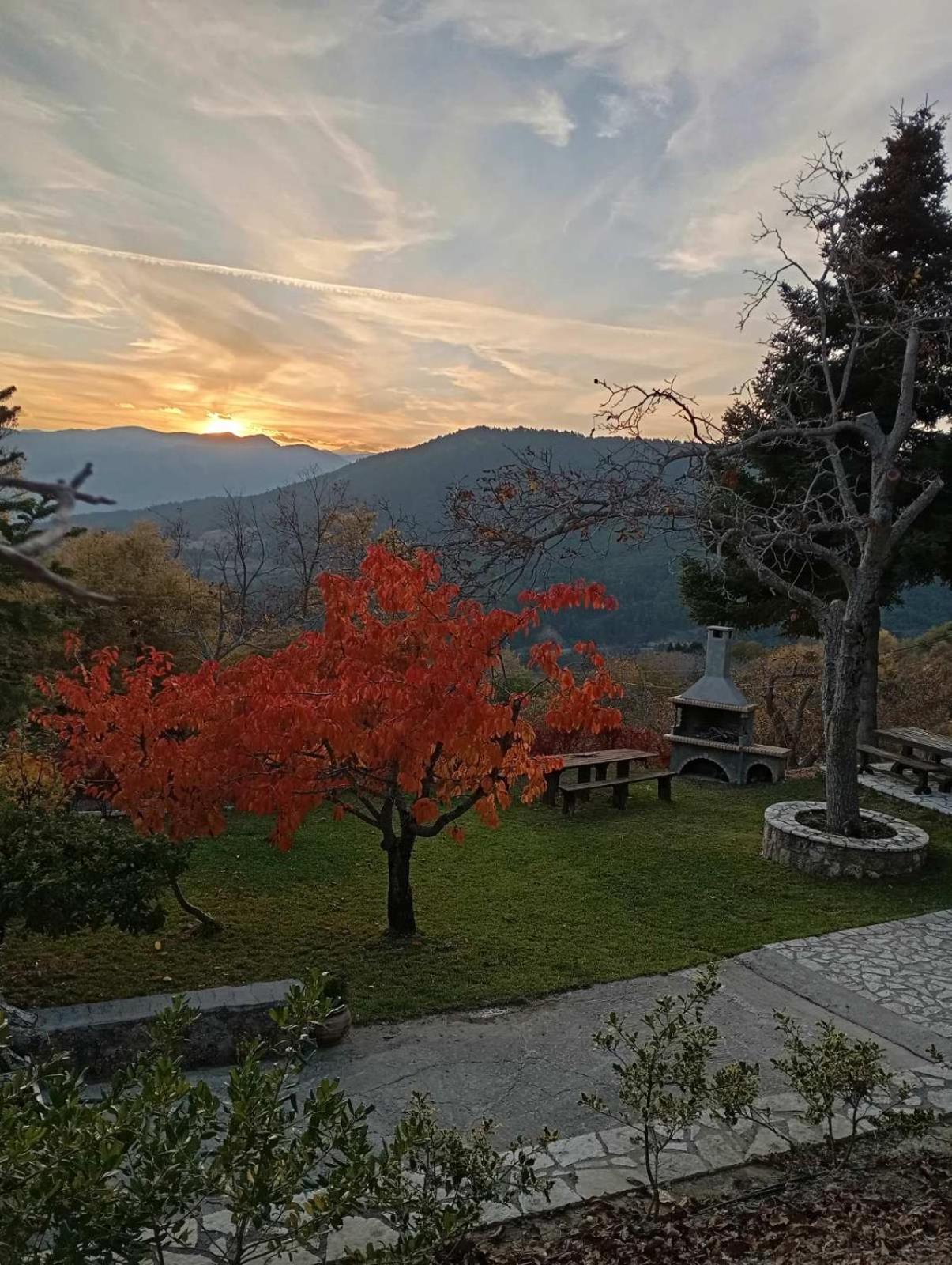 Ξενώνας Το Πατρικό Kariá Exterior foto