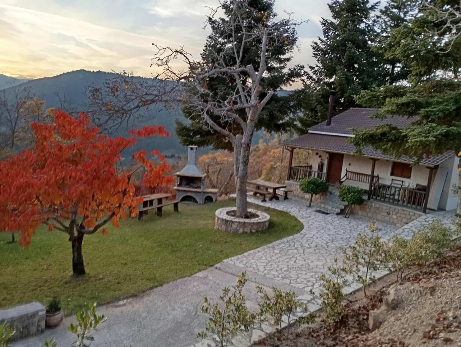 Ξενώνας Το Πατρικό Kariá Exterior foto